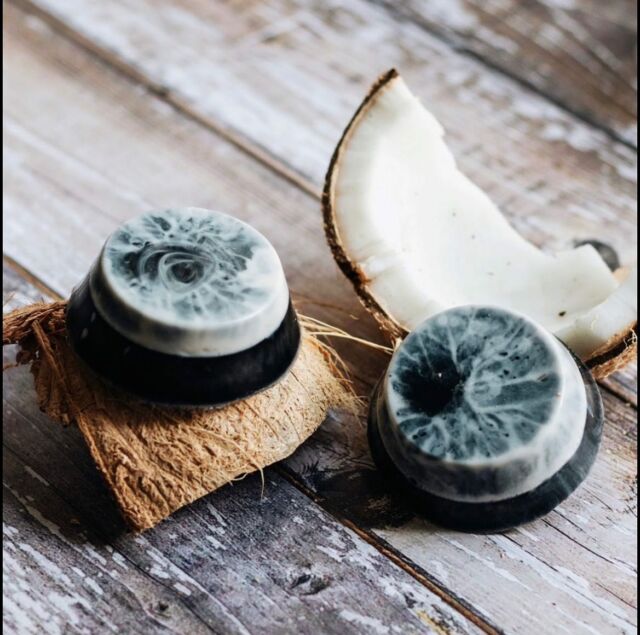¿Buscando algún modo de lavarte la cara y disminuir la grasa de tu piel? Te recomendamos nuestro jabón facial de coco🥥 con carbón activado ⚫️. El carbón activado ayuda a prevenir puntos negros y granitos. Además huele delicioso. ⛱️